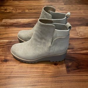 Tan dolce vita booties